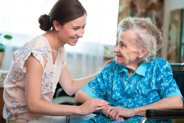 Seniorin mit häuslicher Pflege Stockfoto