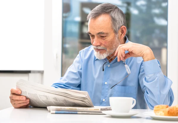 Homem idoso com jornal — Fotografia de Stock