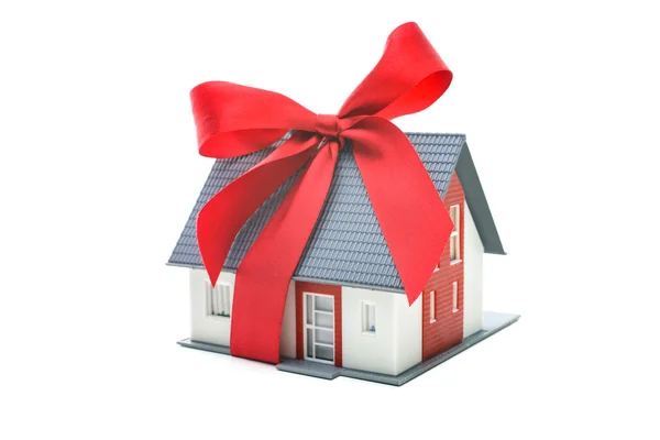 Архитектурная модель дома с красным луком — стоковое фото