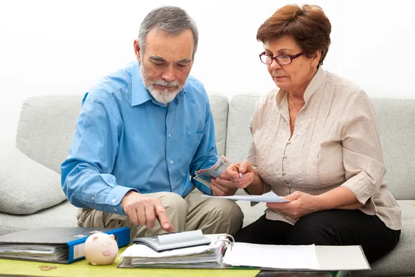 Casal calculando as finanças domésticas — Fotografia de Stock