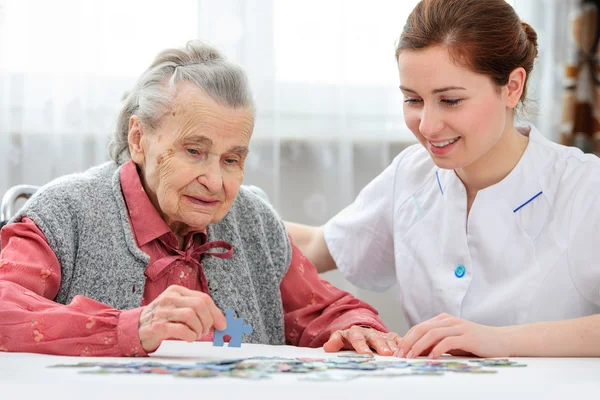 Senior vrouw met haar verzorger — Stockfoto