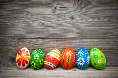 eski ahşap zemin üzerinde yumurta yiyen