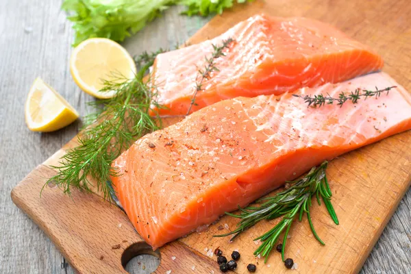 Filé de peixe de salmão com ervas frescas — Fotografia de Stock