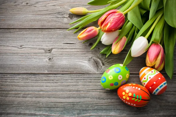 Huevos de Pascua con tulipanes — Foto de Stock