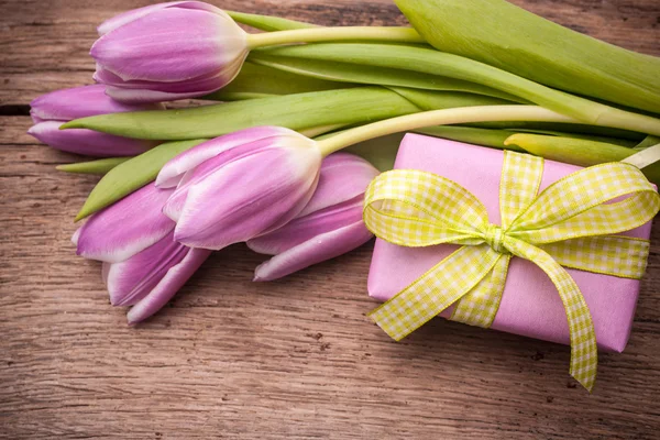 Tulipes roses avec un coffret cadeau — Photo