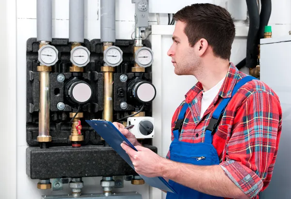 Técnico de manutenção caldeira de aquecimento — Fotografia de Stock