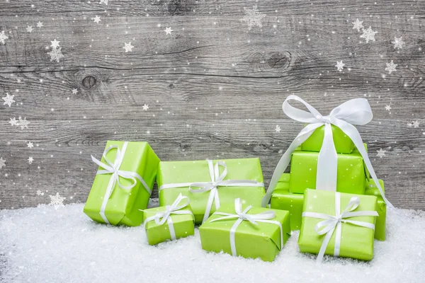 Coffrets cadeaux avec arc et flocons de neige — Photo