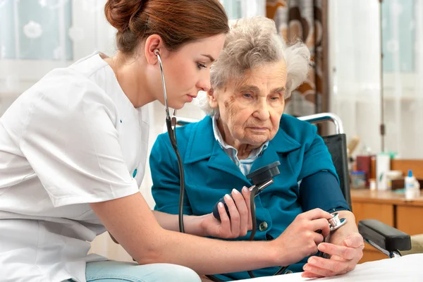 Medición de la presión arterial de la mujer mayor — Foto de Stock