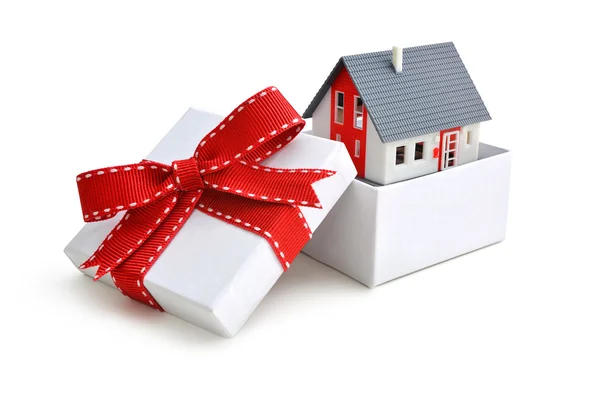 Casa en caja de regalo — Foto de Stock