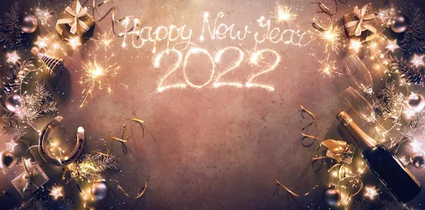 モミの枝 馬蹄形のラッキーチャーム シャンパンボトルと眼鏡 クリスマスボール ギフトボックスとライトと大晦日2022休日の背景 — ストック写真