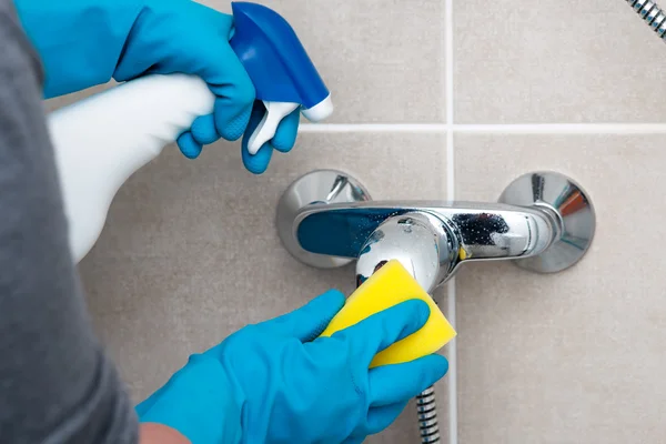 Schoonmaken van de badkamer — Stockfoto