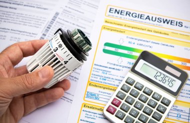 Enerji konsepti, modernleşme yoluyla enerji tasarrufu. Radyatör termostatı, hesap makinesi ve enerji sertifikasıyla el.