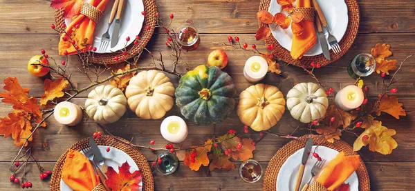 Herbstlich Dekorierter Tisch Zum Feiern Von Erntedank Oder Anderen Familienfeiern — Stockfoto