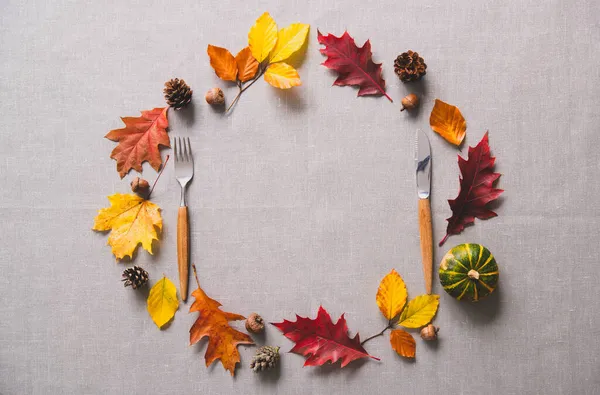 Erntedank Herbst Tischdekoration Mit Besteck Und Arrangement Von Bunten Herbstblättern — Stockfoto