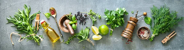 Fundo Panorâmico Com Cachos Ervas Frescas Jardim Especiarias Utensílios Cozinha — Fotografia de Stock