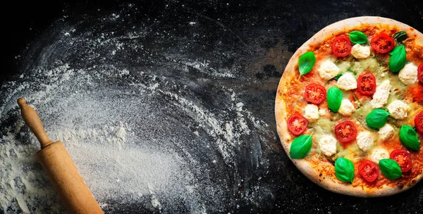 Pizza Croccante Italiana Con Ricotta Pomodori Basilico Nutrizione Sana Stile — Foto Stock