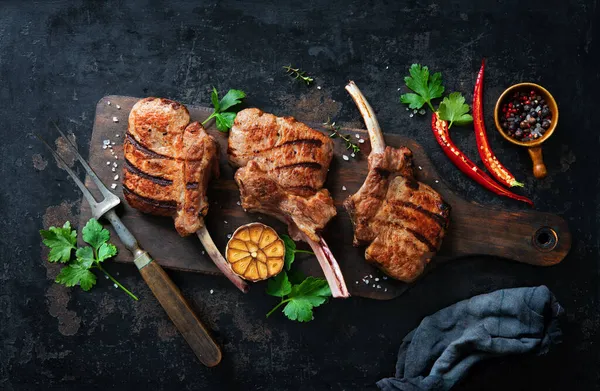 素朴な暗い背景に食材と仔牛の肉リブのカツを焼きます トップビュー フランスのラック肉 — ストック写真