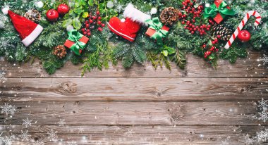 Noel arkaplanı süslemeleri ve hediye kutuları tahtadan yapılmış karlı tahtada.