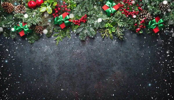 Weihnachten Hintergrund Mit Tannenzweigen Beeren Dekorationen Und Geschenkboxen Auf Dunklem — Stockfoto