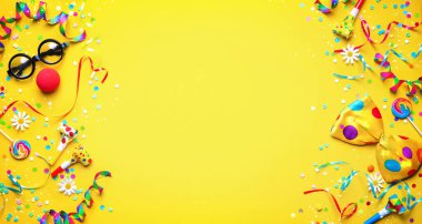 Renkli karnaval ya da doğum günü partisi arka planında papyon, şapka, gözlük ve dudaklardan oluşan flama, konfeti ve komik yüzler