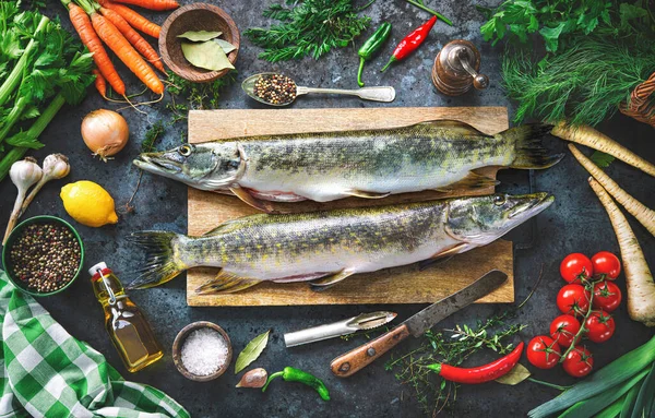 Frische Rohe Hechtfische Und Zutaten Zum Kochen Auf Rustikalem Küchentisch — Stockfoto