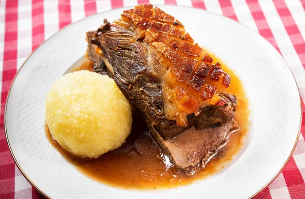 Appetizing Bavarian Franconian Specialitate Friptură Umăr Porc Găluște Sos Bere — Fotografie, imagine de stoc