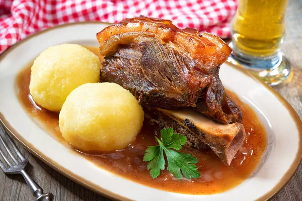 吃巴伐利亚的特色菜烤猪肉肩配饺子和啤酒 — 图库照片