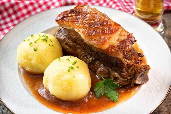 Appetizing Bavarian Specialty Roast Pork Shoulder Dumplings Beer — Stock Photo, Image