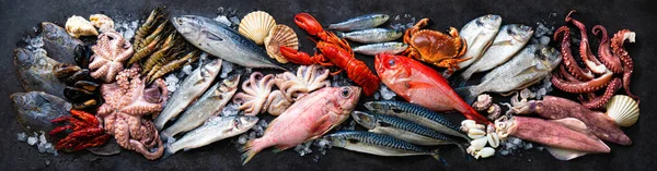 Surtido Pescados Mariscos Frescos Sobre Fondo Piedra Oscura Vista Superior — Foto de Stock