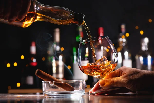 Nalanie Whisky Szklanki Blacie Palenie Cygara — Zdjęcie stockowe