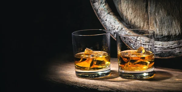 Két Pohár Whisky Jégkockákkal Öreg Hordó Előtt Sötét Háttérrel — Stock Fotó
