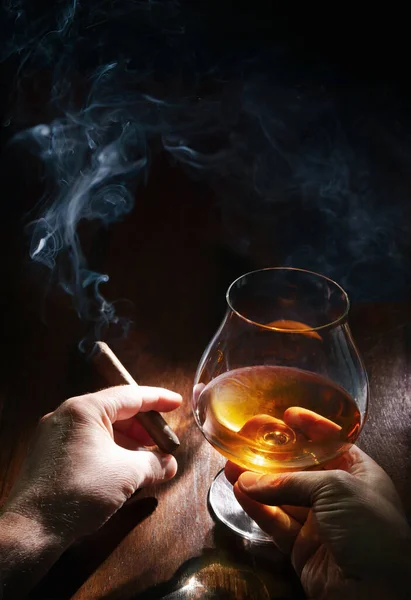 Mužské Ruce Sklenicí Whisky Nebo Brandy Kouřícím Doutníkem Barovém Pultu — Stock fotografie