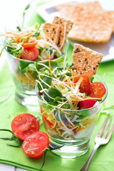 Ensalada Casera Tarro Cristal Verduras Crudas Primavera Brotes Guisante Tomates Fotos de stock libres de derechos