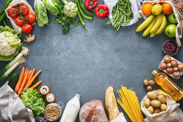 食料品の買い物 エコフレンドリーなバッグで果物 オイルのフラットレイアウト トップビュー 健康的な食事と持続可能性の概念 — ストック写真
