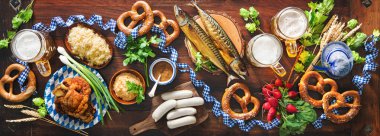 Bayram, Bavyera spesiyaliteleriyle servis edildi. Sosis, domuz budu, kraker, tatlı hardal ve kırsal ahşap masada bira kupaları. Oktoberfest menüsü