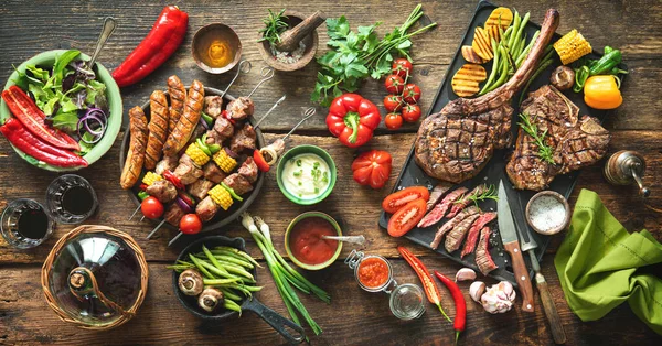 Carnes Verduras Parrilla Mesa Picnic Madera Rústica — Foto de Stock