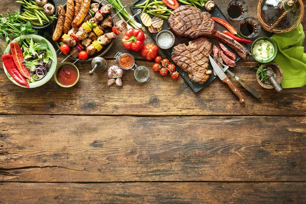 Carnes Verduras Parrilla Mesa Picnic Madera Rústica —  Fotos de Stock