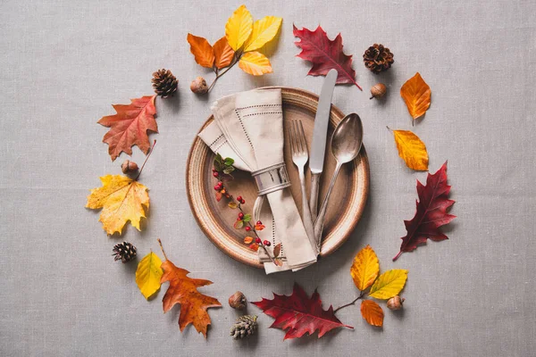 Erntedank Herbst Tischdekoration Mit Besteck Und Arrangement Von Bunten Herbstblättern — Stockfoto