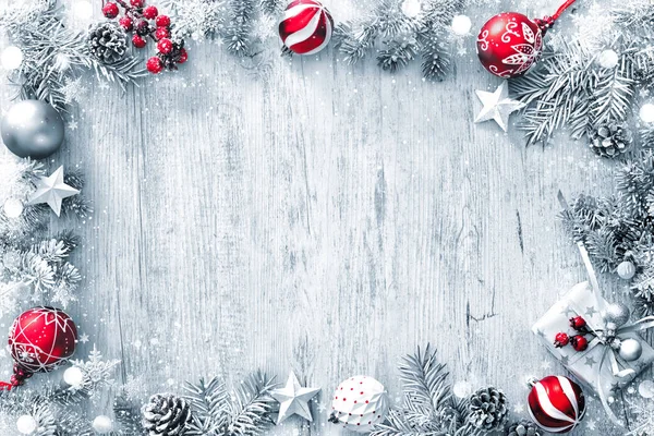 Weihnachten Und Neujahr Hintergrund Mit Tannenzweigen Geschenkschachteln Schmuck Und Schneefall — Stockfoto