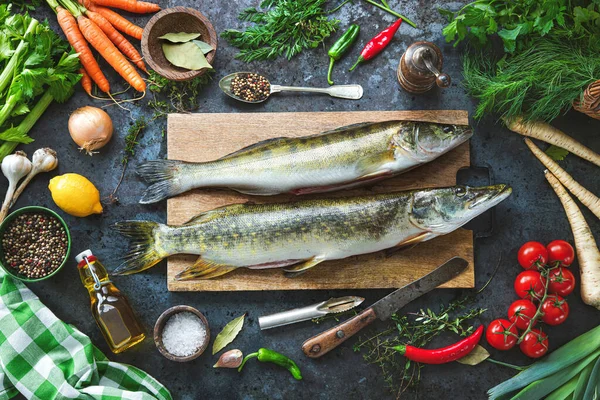 素朴なキッチンテーブルで調理するために用意された成分と新鮮な生のパイクパーチやザンダーやパイク魚 — ストック写真
