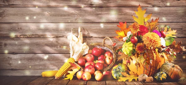 Fijne Thanksgiving Thanksgiving Decoratie Met Pompoenen Boeket Bloemen Fruit Vallende — Stockfoto