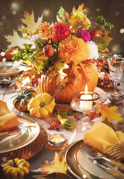 Erntedankfest Traditionelle Tischdekoration Festlich Geschmückter Erntedanktisch Mit Herzstück Aus Großem — Stockfoto