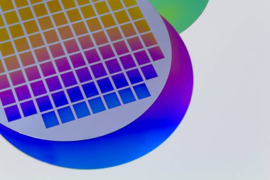 Baskılı devre ve farklı renkte birkaç silikon gofret. Beyaz arkaplan.