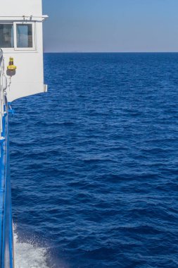 Yolcu gemisinin yaptığı okyanusta uyanmak. Yolcu gemilerinden sonra okyanusta iz bırakarak