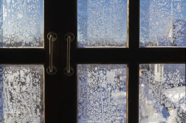 Derretimiento de hielo corriendo por un cristal de ventana, — Foto de Stock