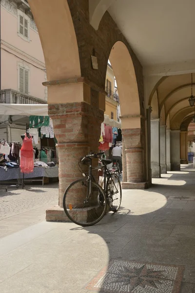 Rower zaparkowany pod arkadami, Busseto — Zdjęcie stockowe