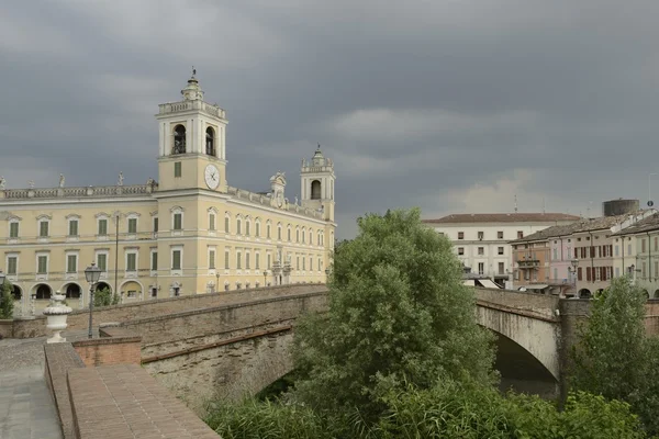 Міст і палац, в місті Colorno — стокове фото