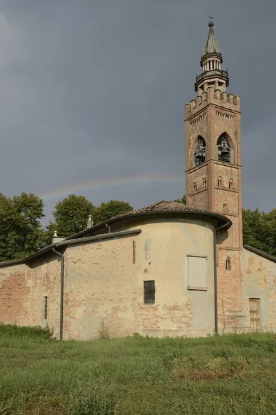 Arco-íris sobre a igreja Po, Polesine Parmense — Fotografia de Stock