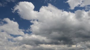 Yaz bulutlar kadar kırbaçlanan bir Time-Lapse