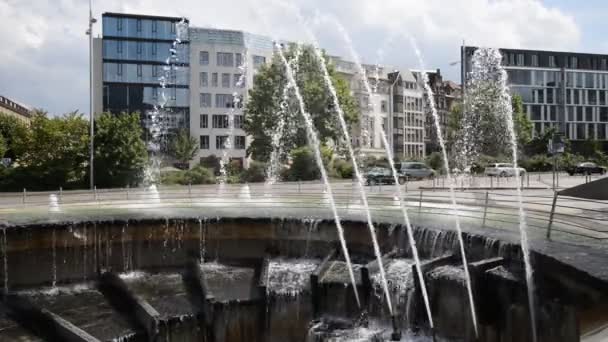 Fontän och moderna byggnader på ringleden, stuttgart — Stockvideo